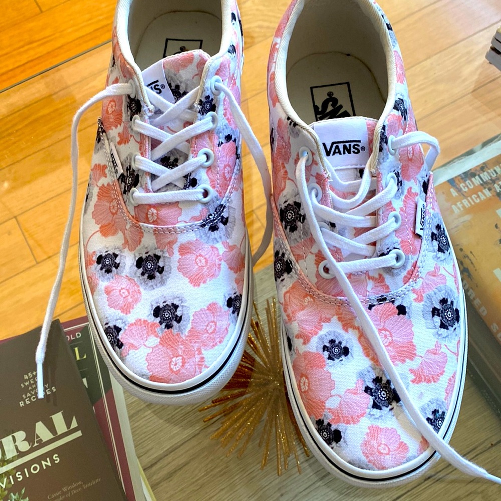 Euc vans canvas sneakers with platform.